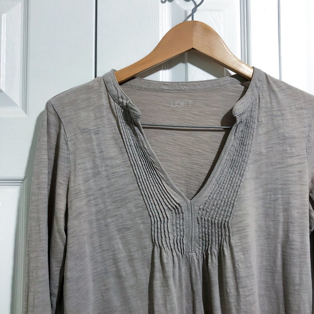 Ann Taylor LOFT | Light Grey/Beige Pleated V-neck 3/4 Sleeve Tunic Top